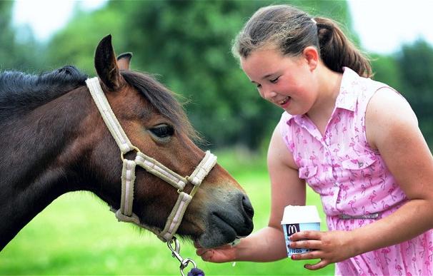 Christine McGrail y su hija Olivia querían tomar un helado después de pasear a caballo.