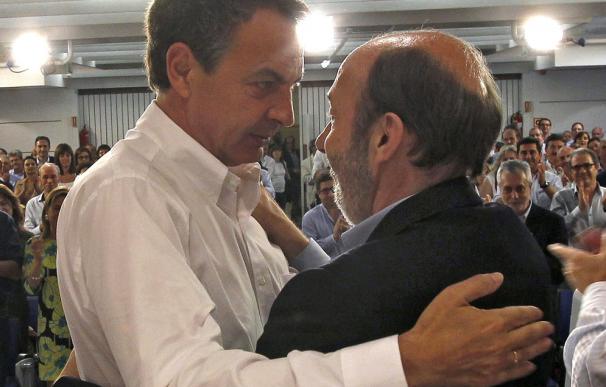 El abrazo de la sucesión en el PSOE: Zapatero y Rubalcaba