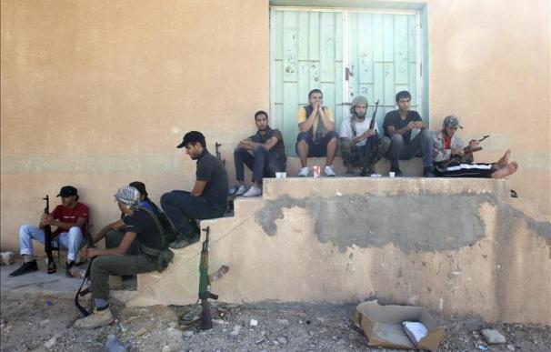 Los rebeldes y las fuerzas gadafistas combaten en las calles de Sirte