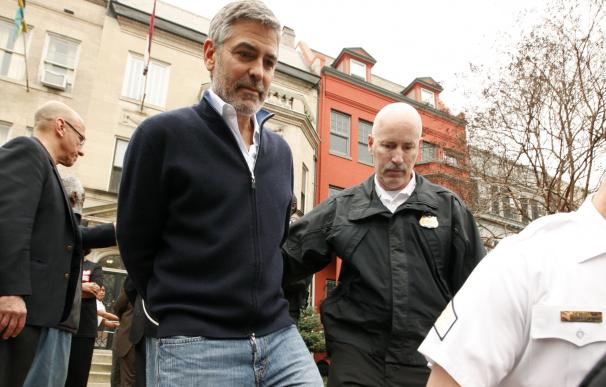 George Clooney, detenido por protestar frente a la embajada de Sudán