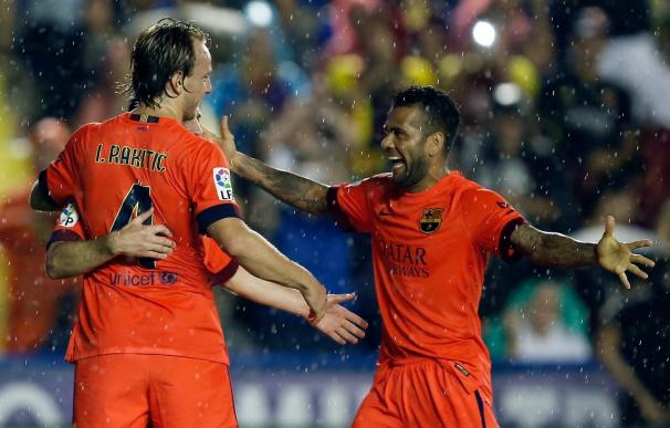 Neymar y Rakitic regresan de Valencia con molestias