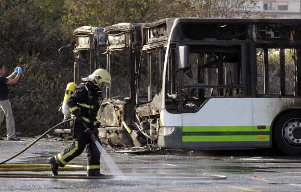 Aparecen pasquines del "Gudari Eguna" en incendio de autobuses de Bizkaibus
