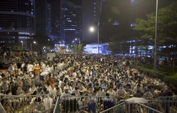 Miles de personas mantienen la protesta democrática en calles de Hong Kong