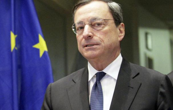 Draghi deja entrever la posibilidad de bajar más los tipos en la eurozona