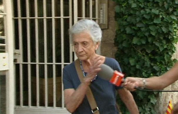 Marta Ferrusola, abucheada por un grupo de vecinos al salir de su casa