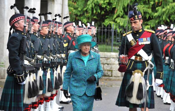 La reina Isabel II pasa revista a soldados del 5º batallón del Regimiento Real de Escocia