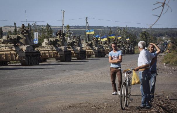 Unos tanques ucranianos desfilan a las afueras de Slaviansk, en el este de Ucrania.