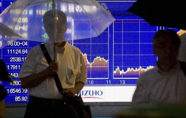 El Nikkei cae con fuerza y cierra en su nivel más bajo en 30 meses