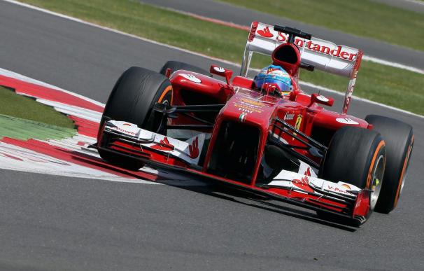 Hamilton marca el mejor tiempo en la primera sesión libre, con avería de Alonso