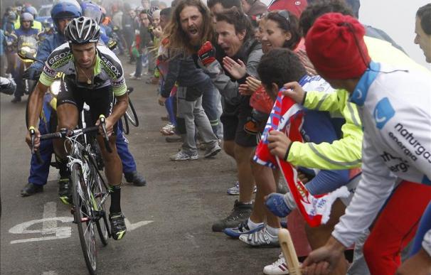 El "Bisonte" Juanjo Cobo corona el Angliru y se hace con la etapa y el liderato