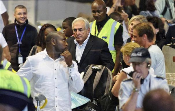 Strauss-Kahn regresa a Francia donde se espera que dé explicaciones