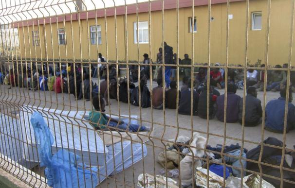 Cientos de inmigrantes intentan entrar en Melilla en distintos grupos
