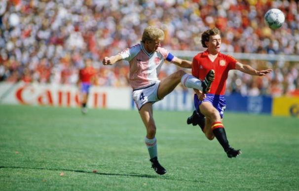 Emilio Butragueño pelea un balón durante el España - Dinamarca de 1986