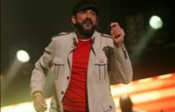 El dominicano Juan Luis Guerra recibe el disco de platino por "AsondeGuerra"