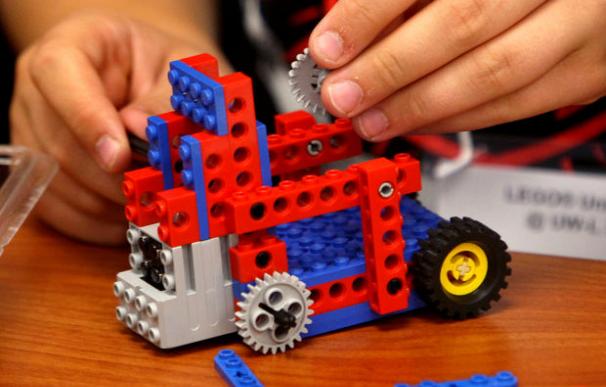 Un niño construye un modelo durante el curso impartido por Lego.