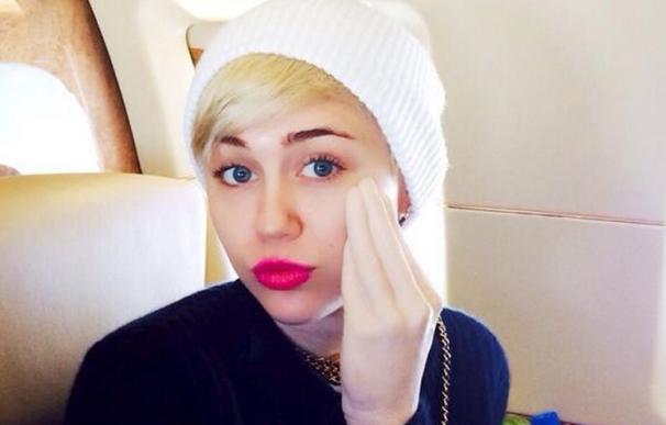 Miley Cyrus no tiene fin... muestra al mundo su nuevo juguete erótico