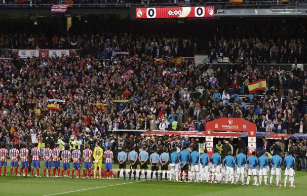Los jugadores de Atlético de Madrid y Real Madrid antes de la final de la Copa del Rey de 2013