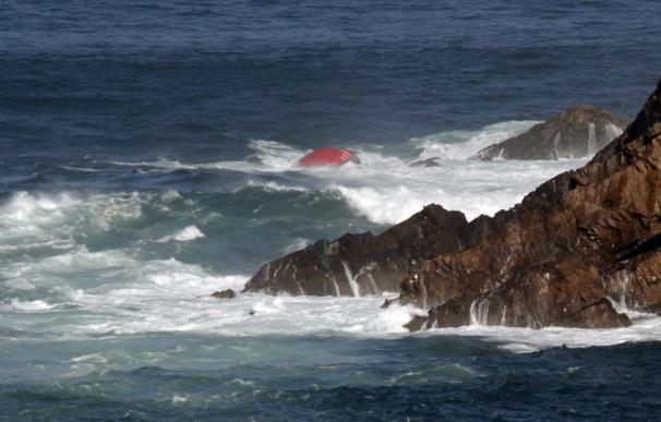 Dos muertos y seis desaparecidos en el naufragio de un pesquero en Asturias