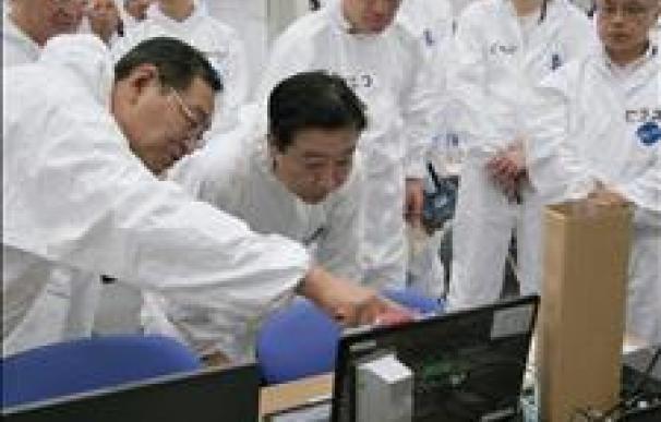 El primer ministro japonés promete en Fukushima trabajar duro para cerrar la crisis nuclear