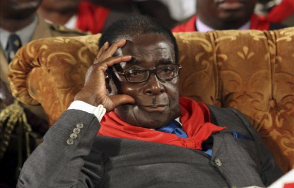 Mugabe pide paz en el parlamento después de apuntar posible fecha electoral