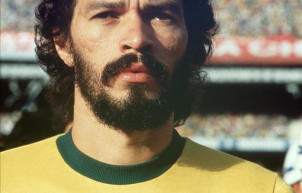 Hospitalizan al exfutbolista brasileño Sócrates en estado grave