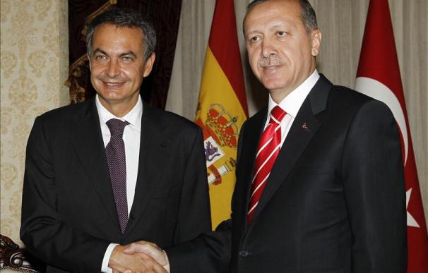 Zapatero inicia su visita a Ankara con una ofrenda en el mausoleo de Ataturk