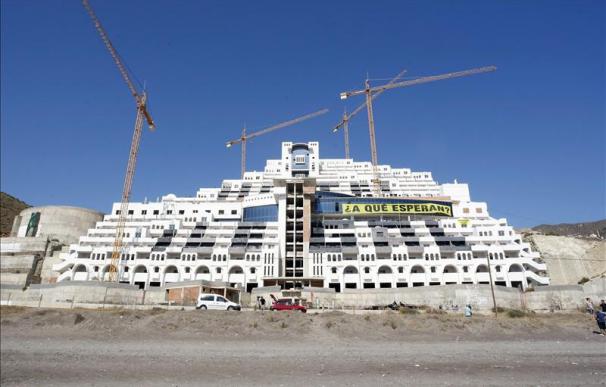 Activistas de Greenpeace continúan su encierro en el hotel del El Algarrobico