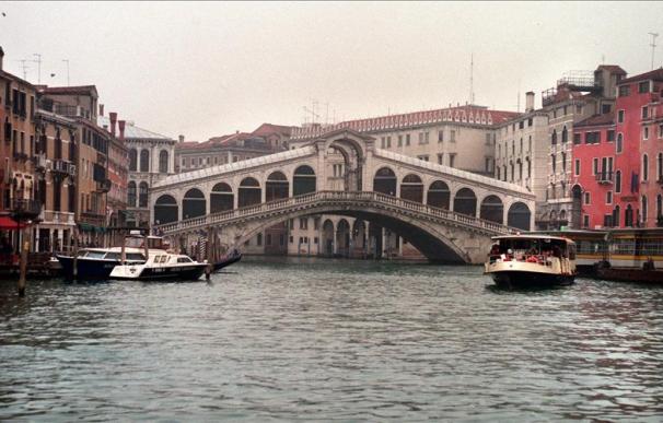 Dos jóvenes españoles detenidos por pintar en edificios históricos de Venecia