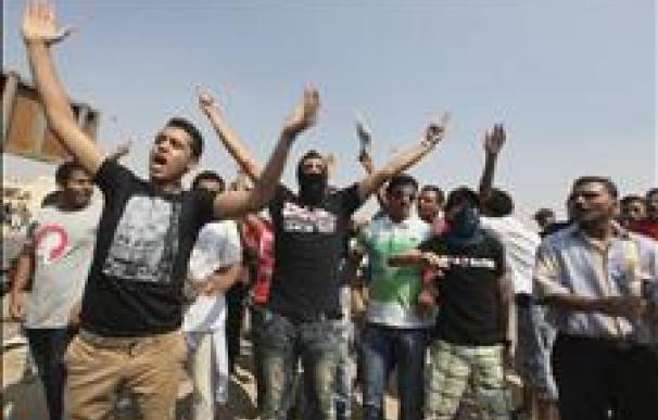 Choque con heridos entre oponentes y partidarios de Mubarak junto al tribunal