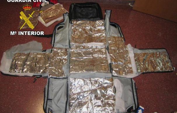Decomisan más de 13 kilos de cocaína a dos viajeros en el aeropuerto de El Prat