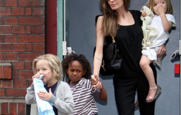 Angelina Jolie y Brad Pitt llevan al cine a sus hijos