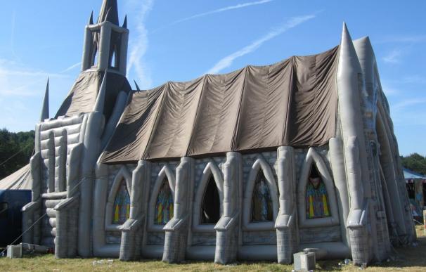 La iglesia hinchable creada por Michael Gill