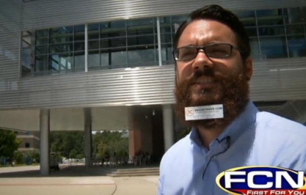Jack Twachtman cobra cinco dólares al día por colgar un cartel de su barba.
