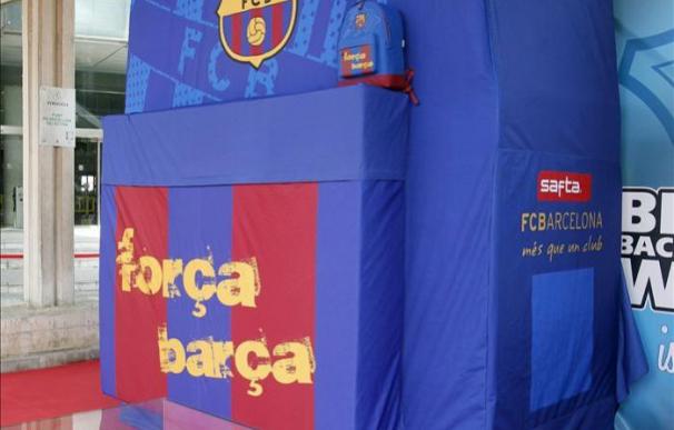 El Barcelona exhibe la mochila más grande del mundo en el Camp Nou