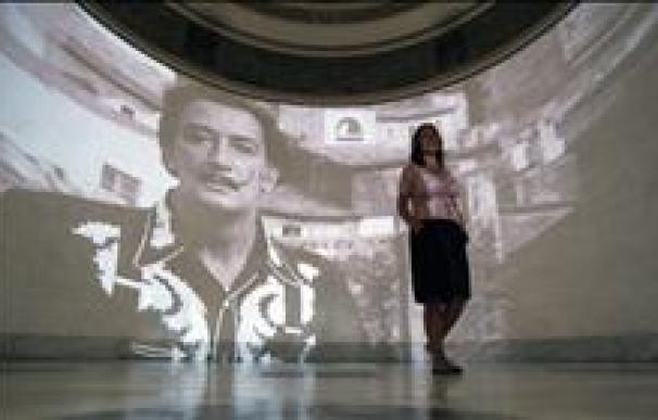 La primera dama rusa inaugura una exposición antológica de la obra de Dalí