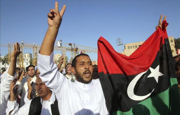Los rebeldes piden a las tropas en Trípoli replegarse mientras esperan la tregua