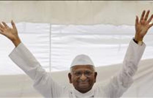 Primer baño de masas de Hazare tras el fin de su huelga de hambre