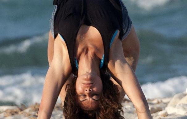 Haciendo el pino-puente: María José Suárez una gran gimnasta en la playa