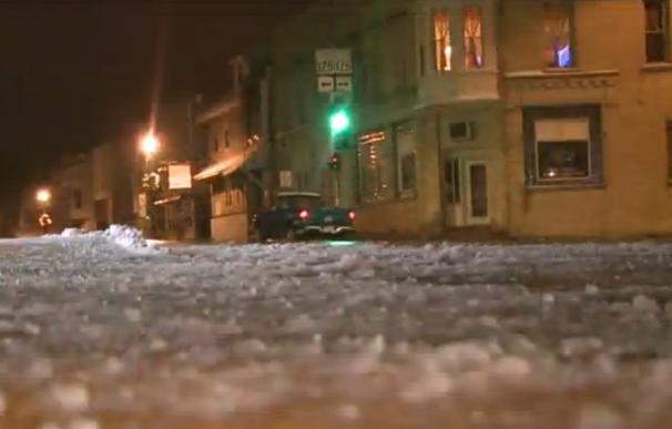 Placas de hielo en una calle de Milwaukee en invierno.