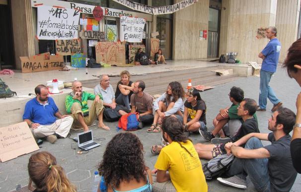 Desalojados los 'indignados' concentrados frente a la Bolsa de Barcelona