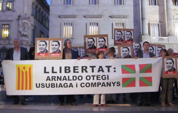 Diputados de SI se concentran en Barcelona junto a una veintena de personas para pedir la liberación de Otegi y Usabiaga