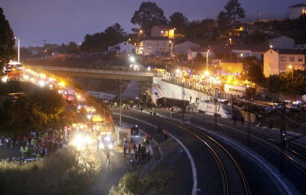 Accidente de tren en Santiago: descarrilla un tren con varios vagones de pasajeros