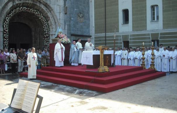 El Obispo de Santander dice que ante la crisis, "es urgente introducir la cuestión moral en la política"