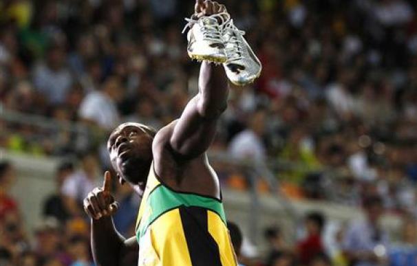 Un brillante Bolt pasa a la final de los 200 metros