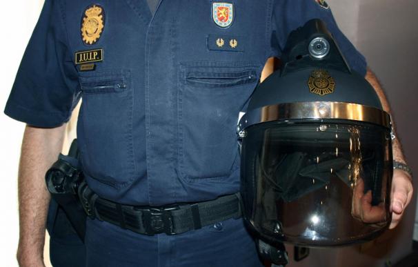 Los antidisturbios reciben los primeros cascos con cámara integrada
