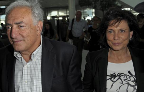 Strauss-Kahn deja atrás su "pesadilla" judicial en EE.UU. y regresa a Francia