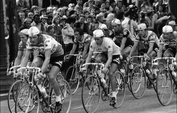 Los ciclistas ruedan durante la última etapa del Tour de 1976