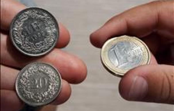 Suiza debilita el franco para frenar su imparable apreciación frente al euro