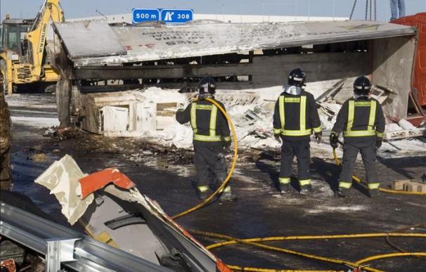 Dos muertos al chocar dos camiones en Zaragoza y cortada la A-2