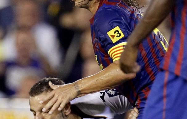 Puyol, con un golpe en el costado, duda ante el Sporting